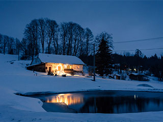Le chalet avec un étang