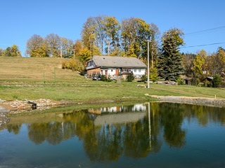 Le chalet avec un étang